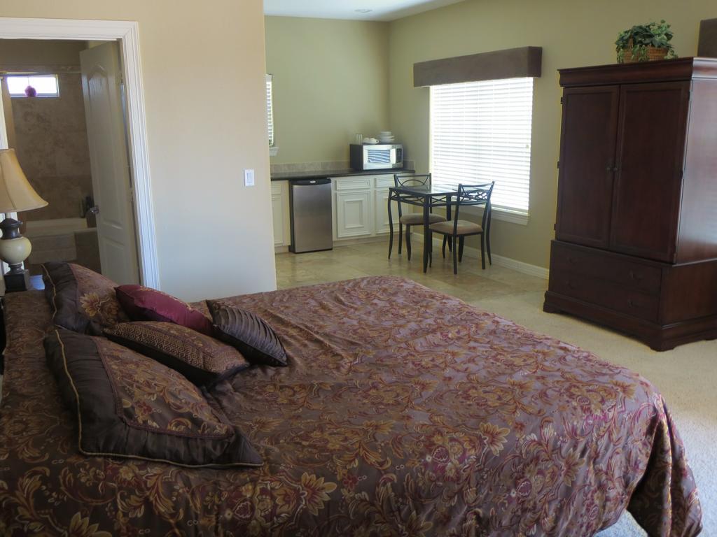 Sunset Harbor Resort Willis Room photo