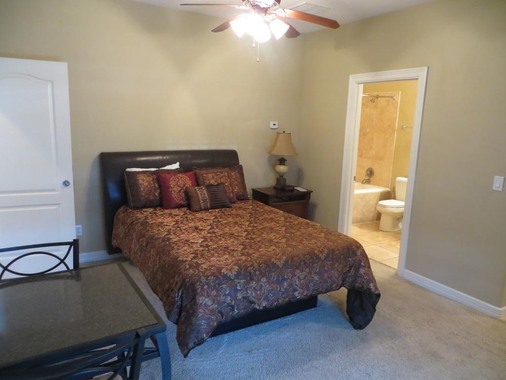 Sunset Harbor Resort Willis Room photo